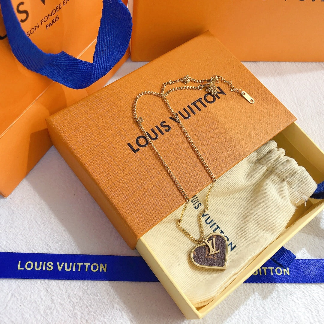 Collier cœur en acier au titane et cuir