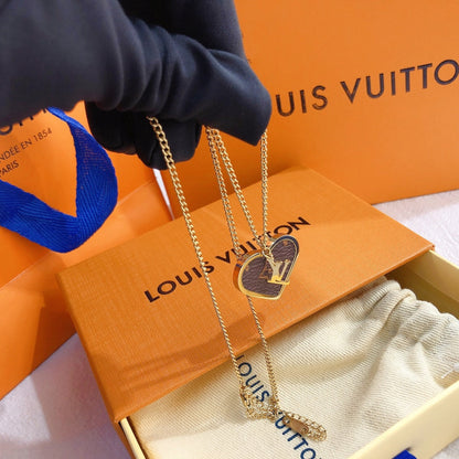 Collier cœur en acier au titane et cuir