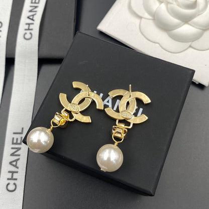 Boucles d'oreilles élégantes en perles et diamants
