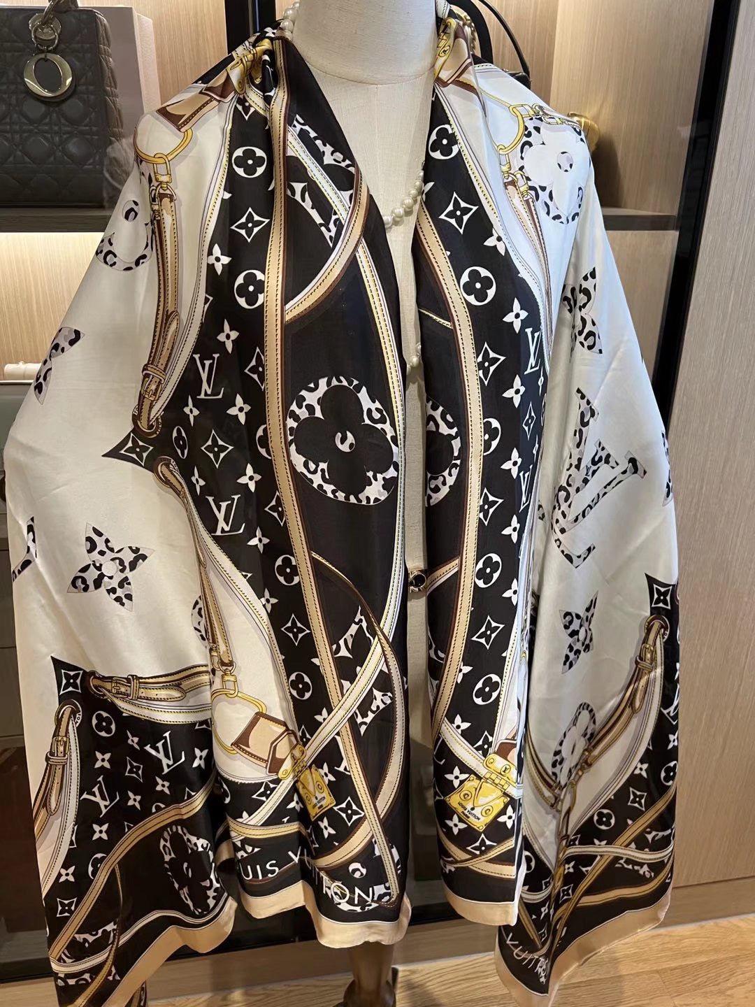 Foulard vintage en satin de soie gaufré