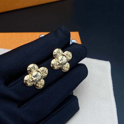 Lindos pendientes de muñeca de moda