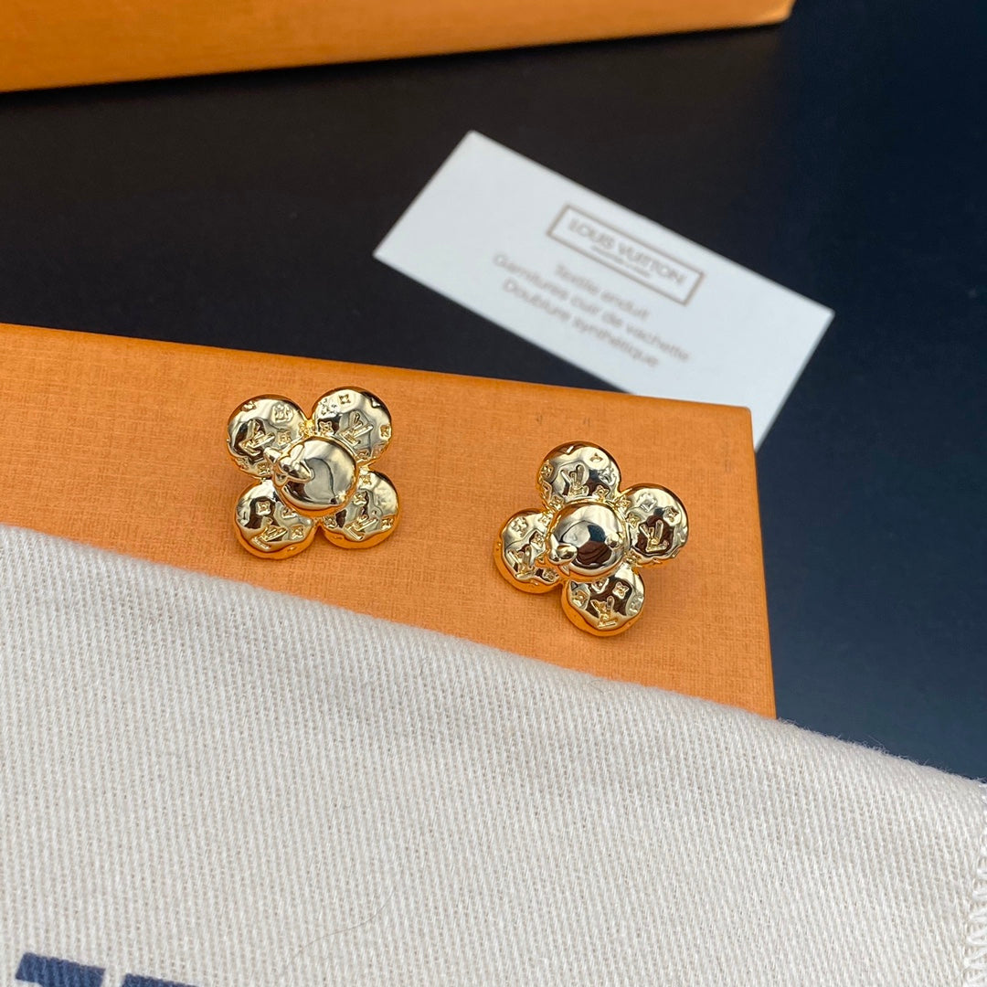 Lindos pendientes de muñeca de moda