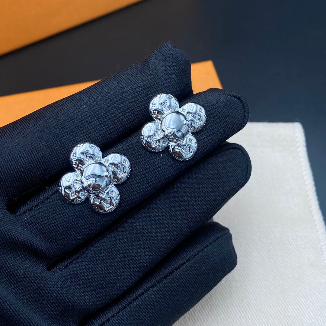 Lindos pendientes de muñeca de moda