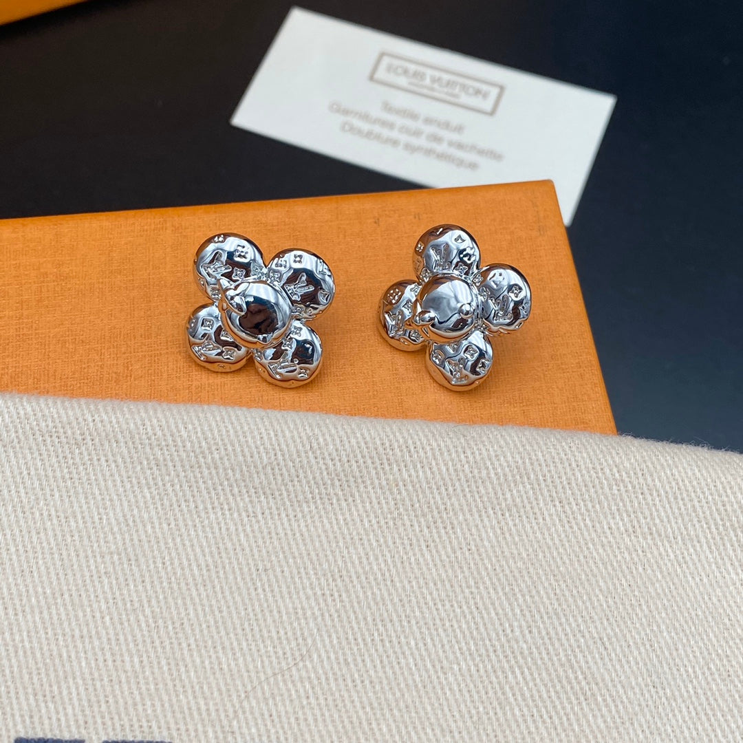 Lindos pendientes de muñeca de moda