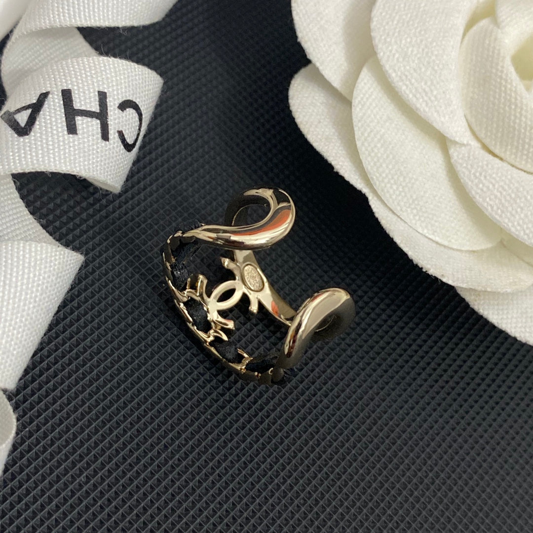 Anillo Abierto de Cuero con Baño de Oro