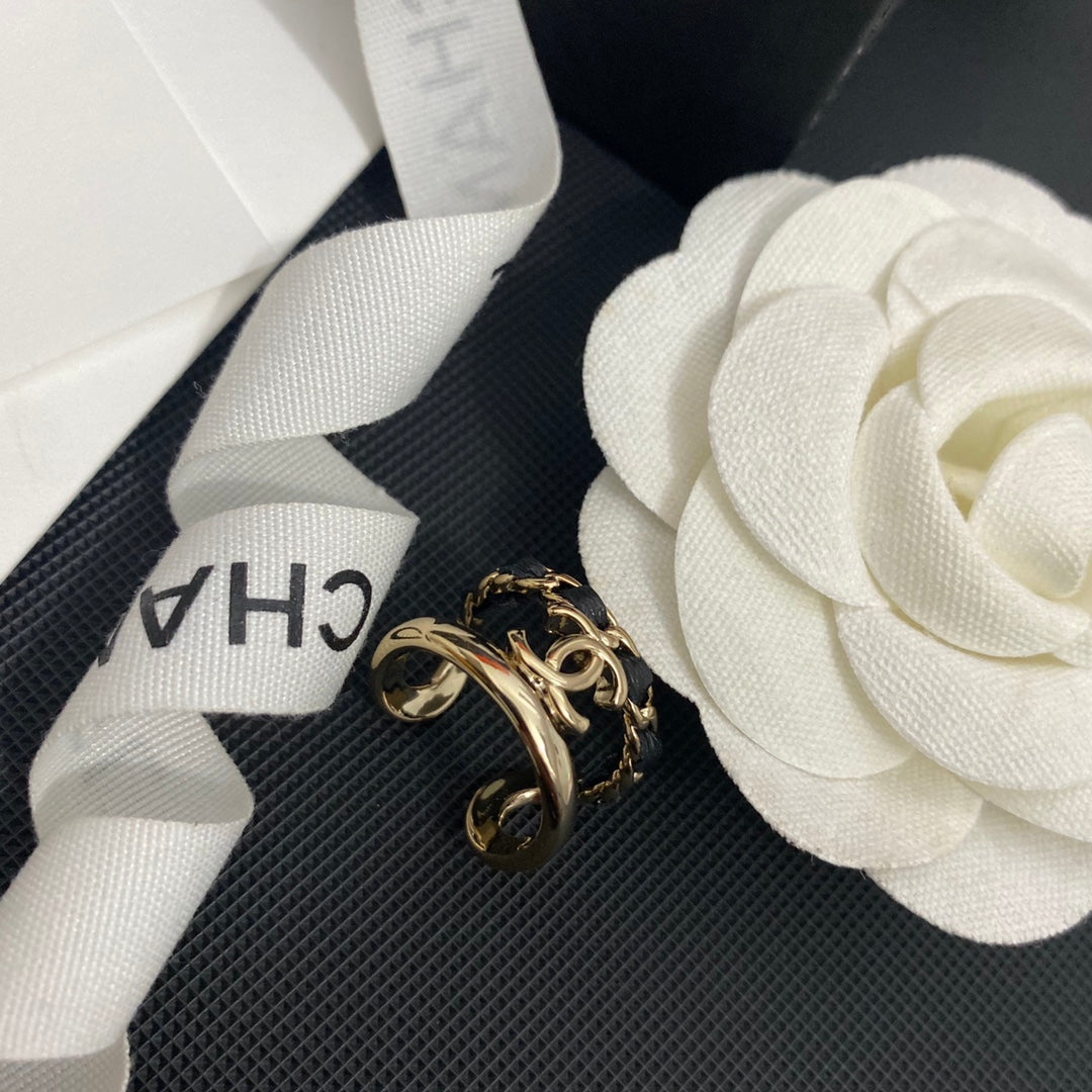 Anillo Abierto de Cuero con Baño de Oro