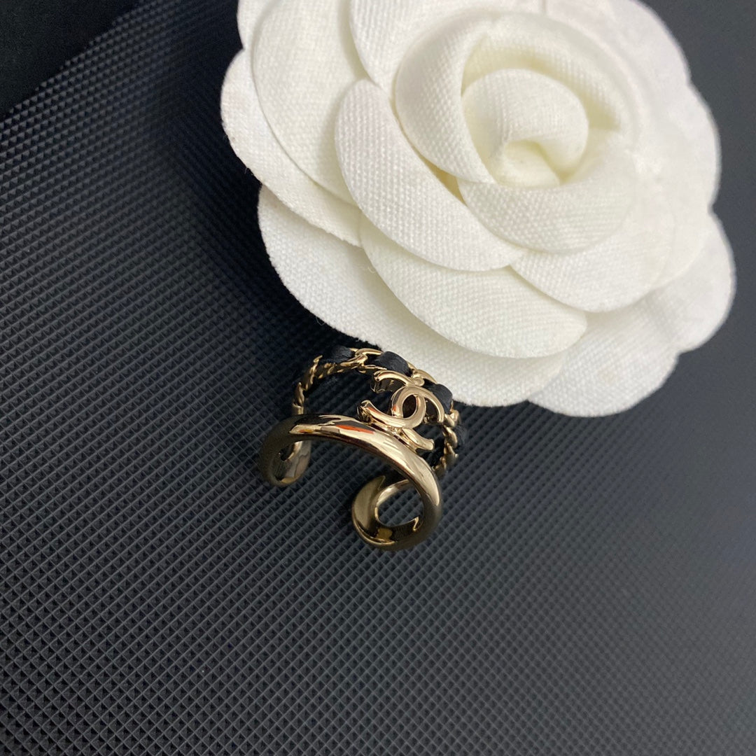 Anillo Abierto de Cuero con Baño de Oro
