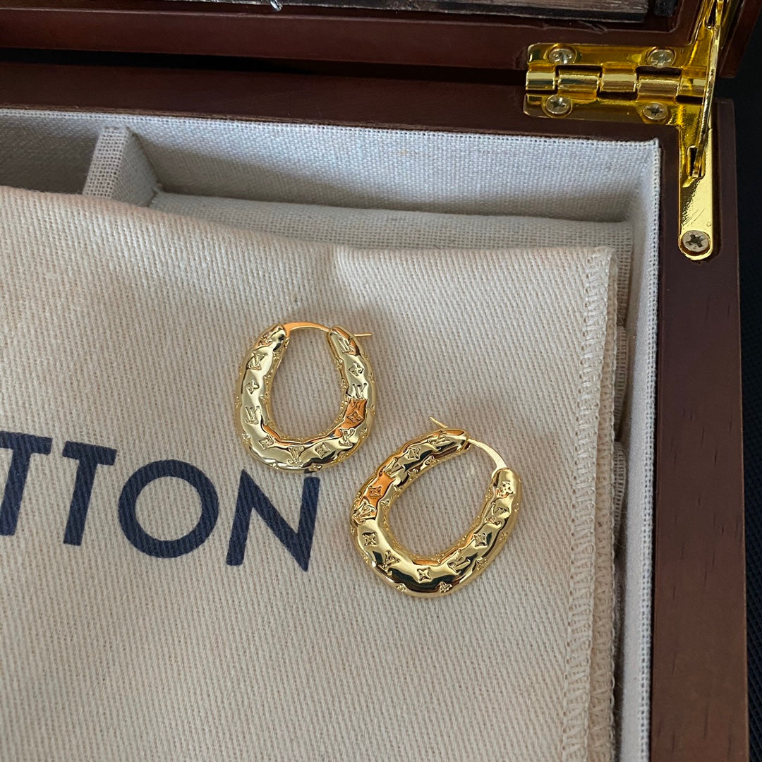 Pendientes de aro con sello de flor en oro L