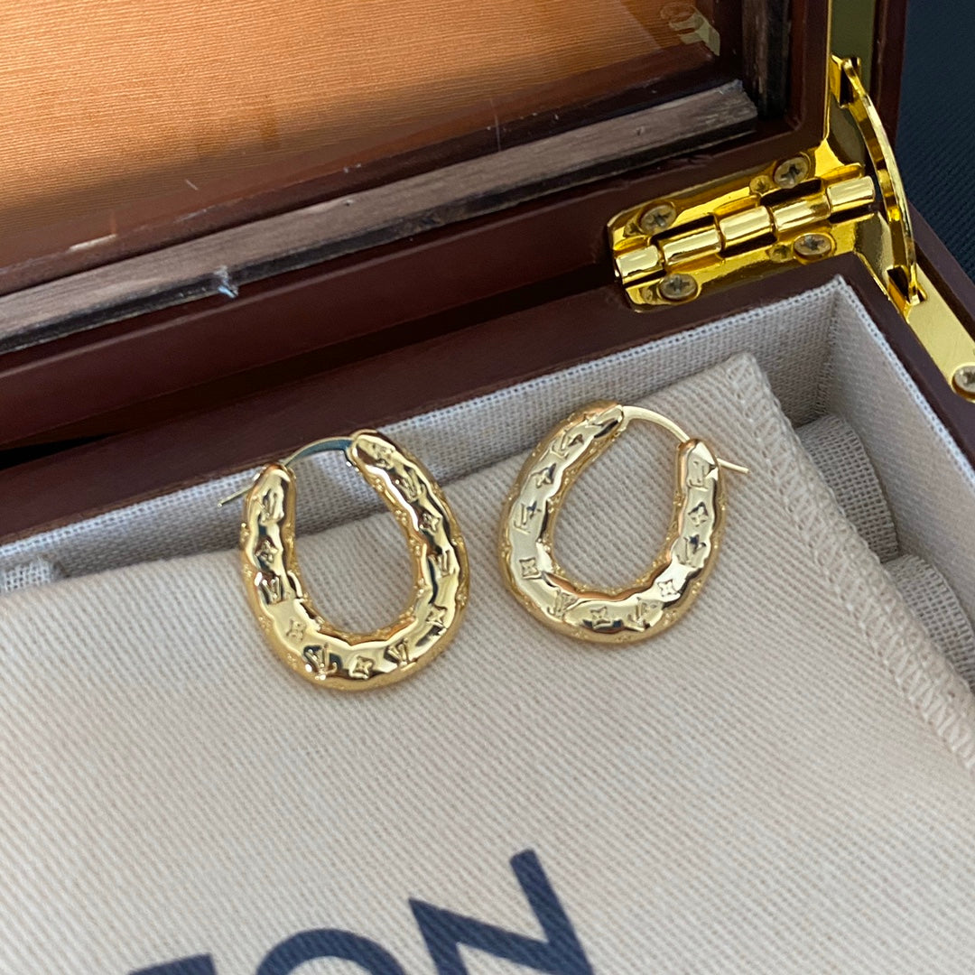 Pendientes de aro con sello de flor en oro L