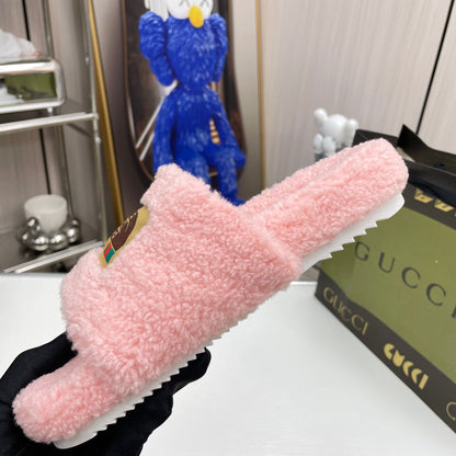 Pantoufles en laine tendance en co-branding