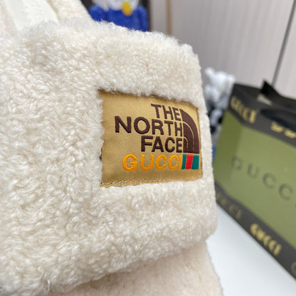 Pantoufles en laine tendance en co-branding