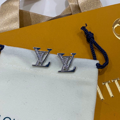 Pendientes pequeños con logotipo de diamantes de imitación
