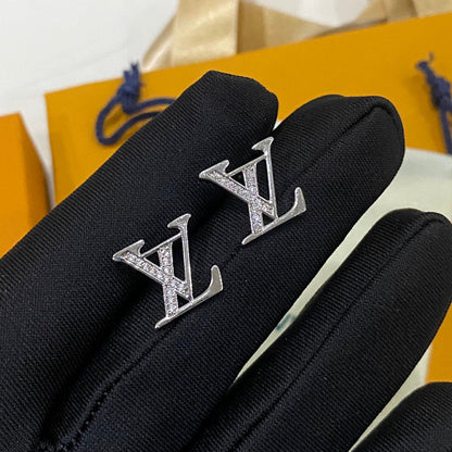 Pendientes pequeños con logotipo de diamantes de imitación