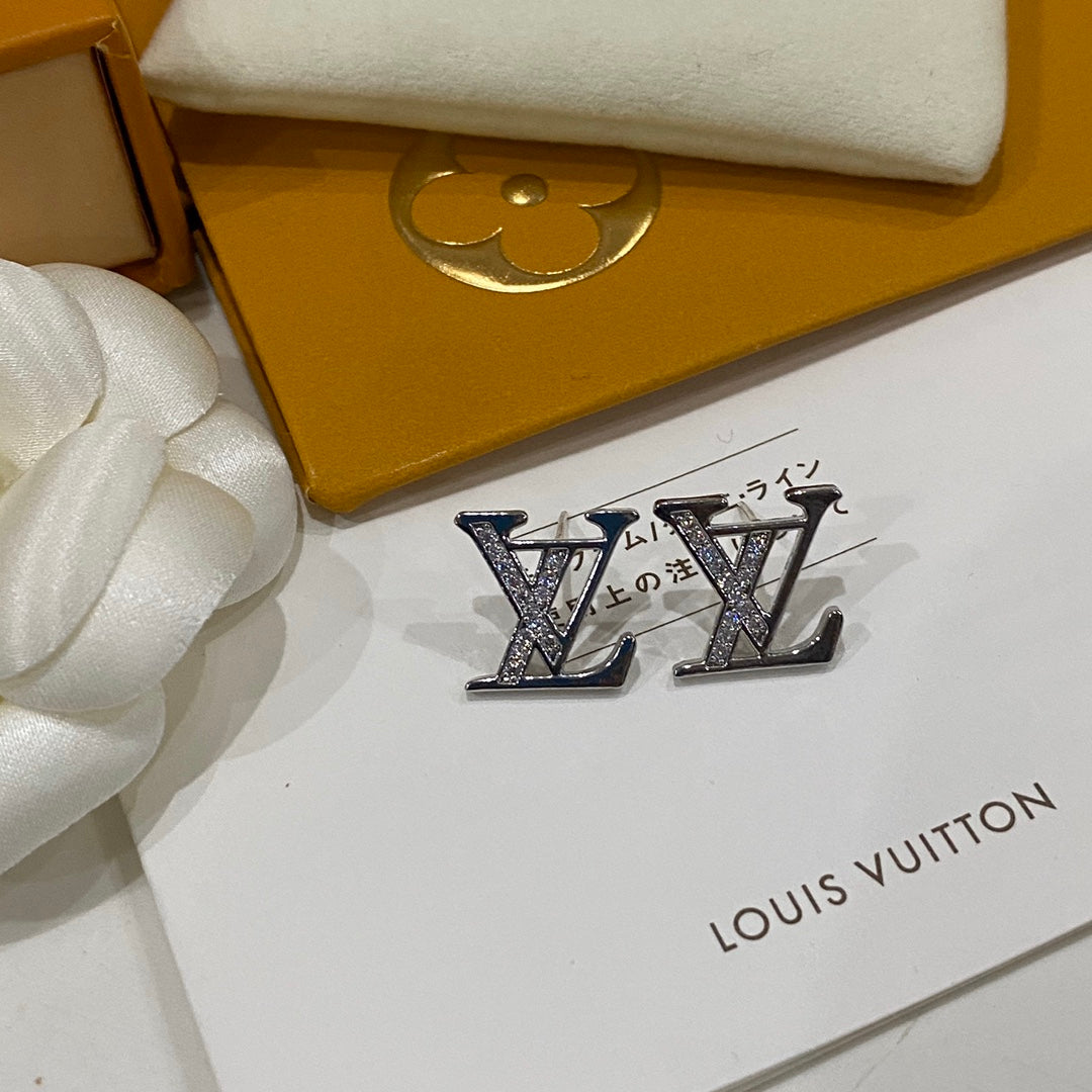 Pendientes pequeños con logotipo de diamantes de imitación