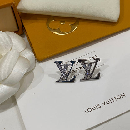 Pendientes pequeños con logotipo de diamantes de imitación