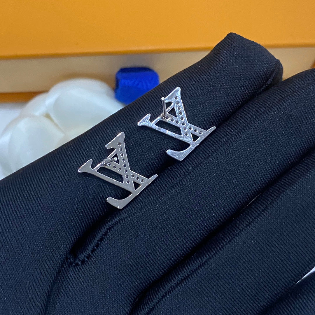 Pendientes pequeños con logotipo de diamantes de imitación
