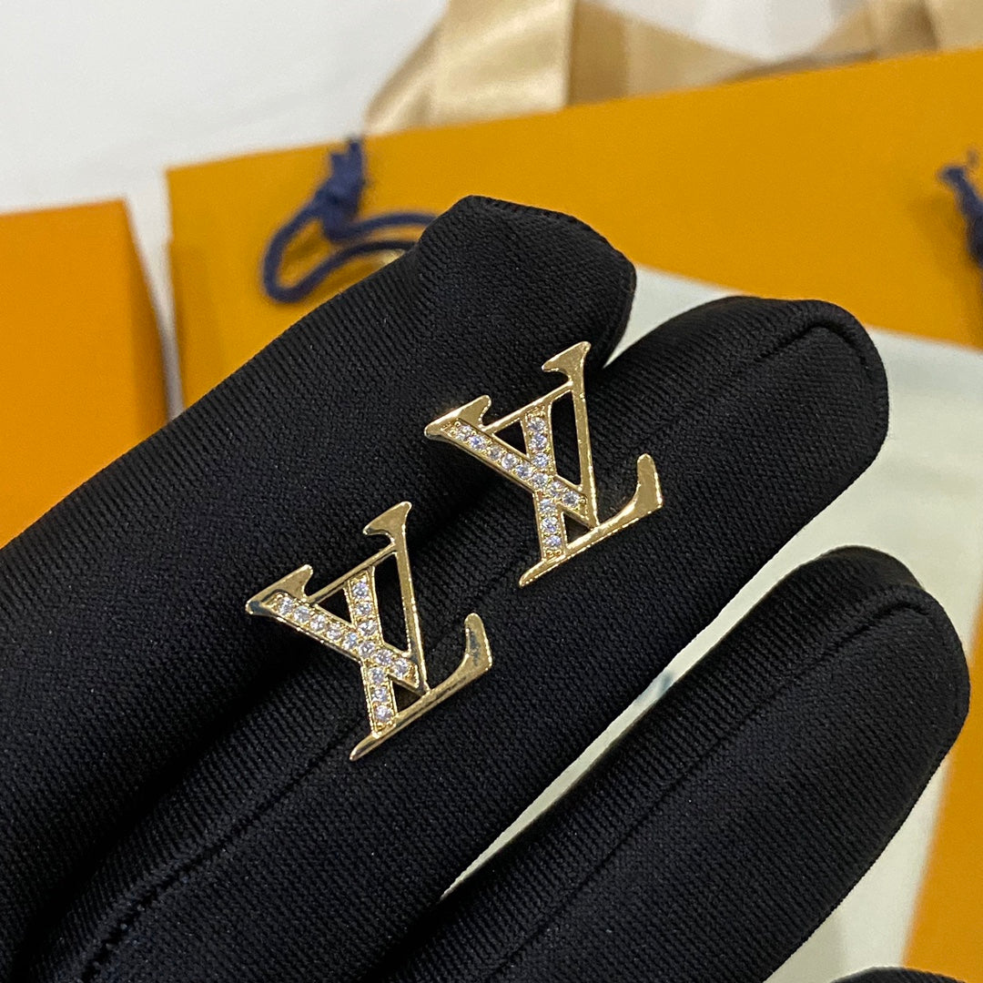 Pendientes pequeños con logotipo de diamantes de imitación