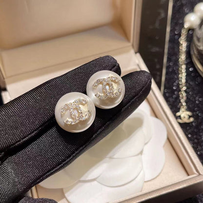 Boucles d'oreilles clous rétro élégantes diamant et perle