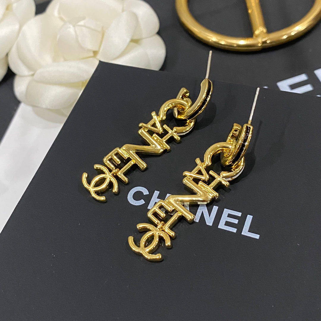 Boucles d'oreilles pendantes de luxe avec logo en lettres dorées