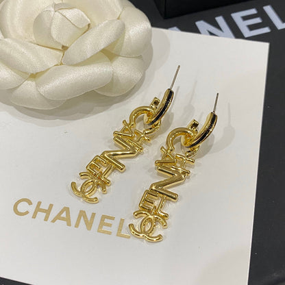 Boucles d'oreilles pendantes de luxe avec logo en lettres dorées