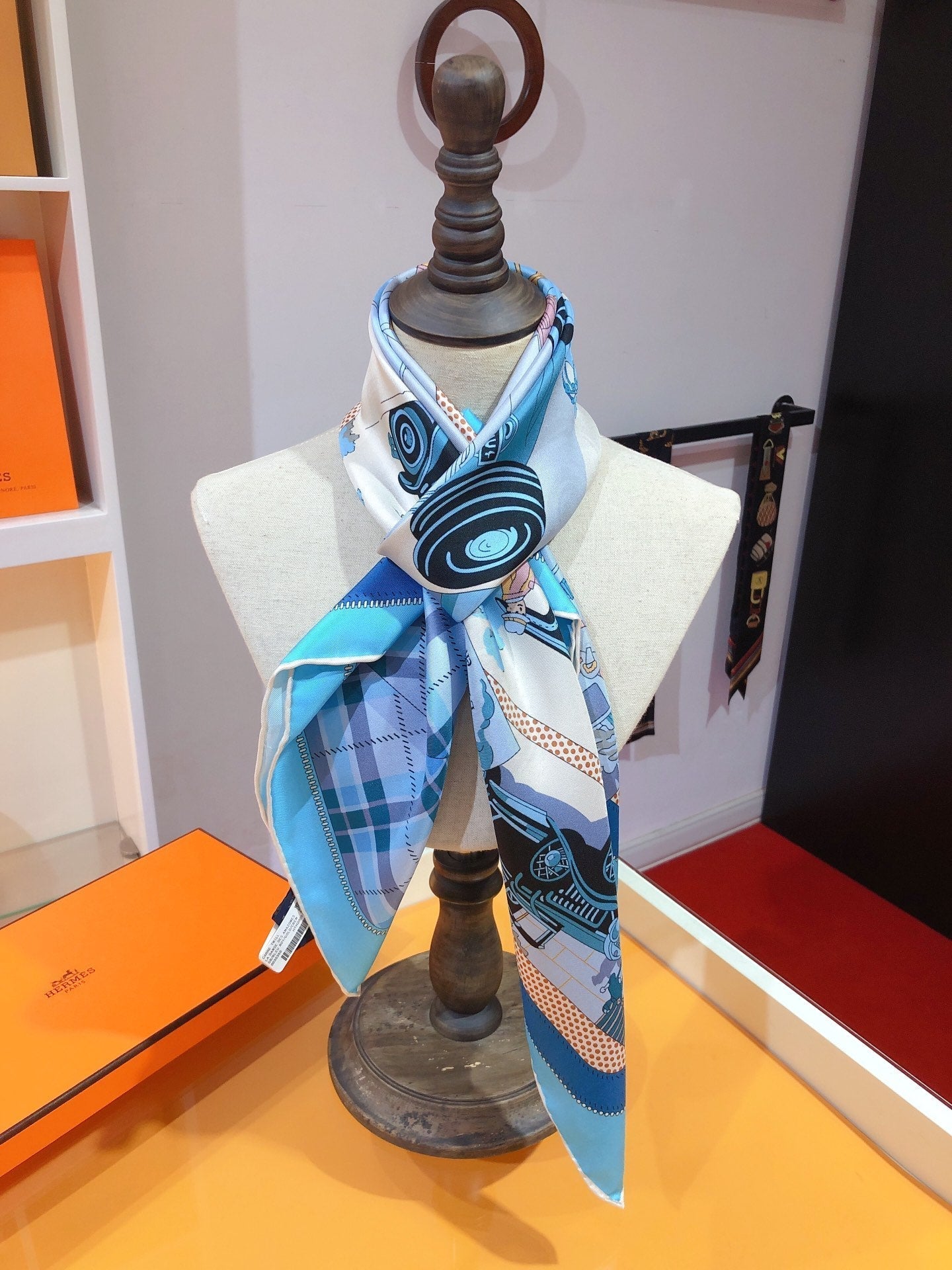 Foulard en Soie Carré 70 "Confort en Automobile"