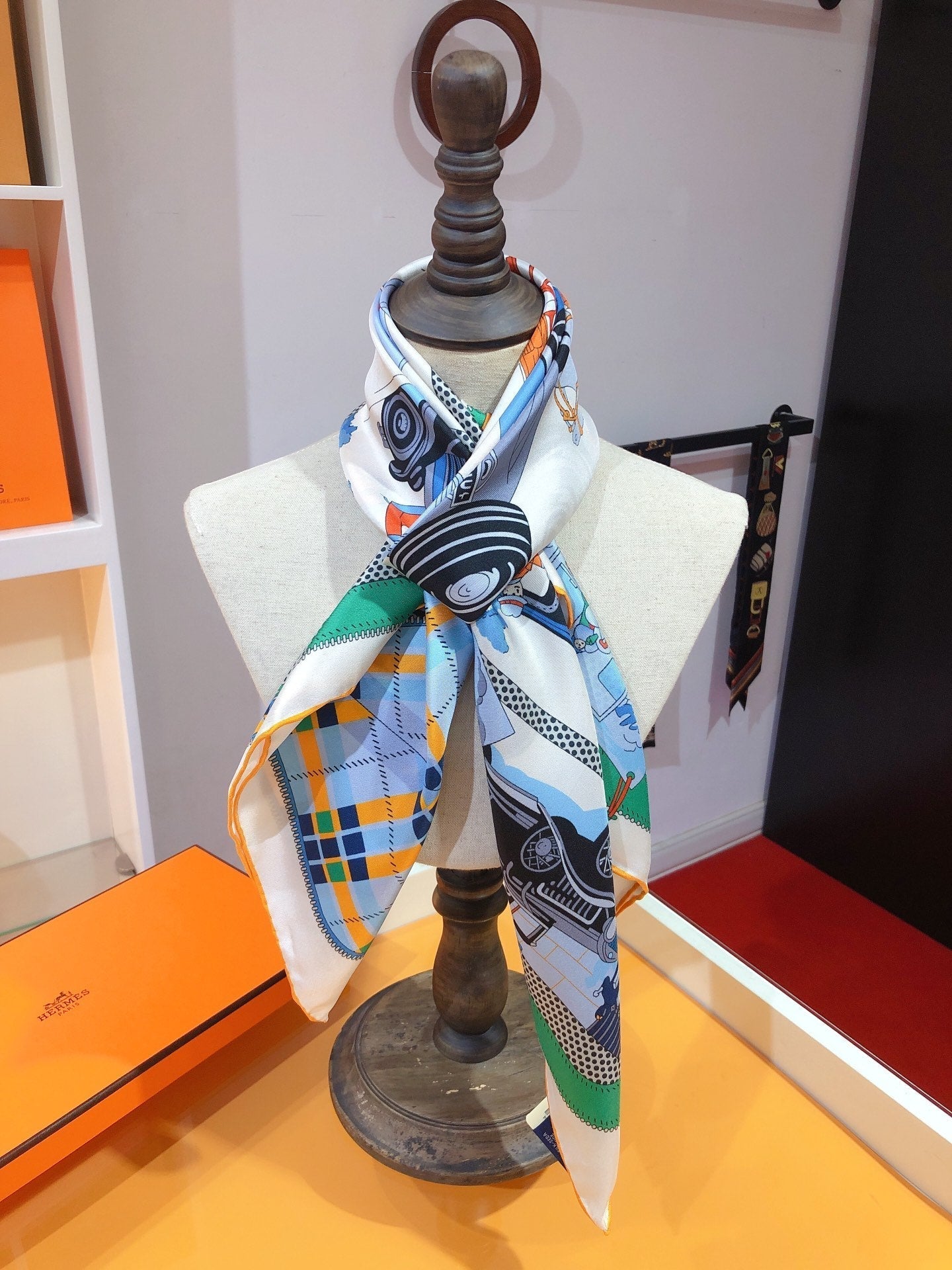 Foulard en Soie Carré 70 "Confort en Automobile"