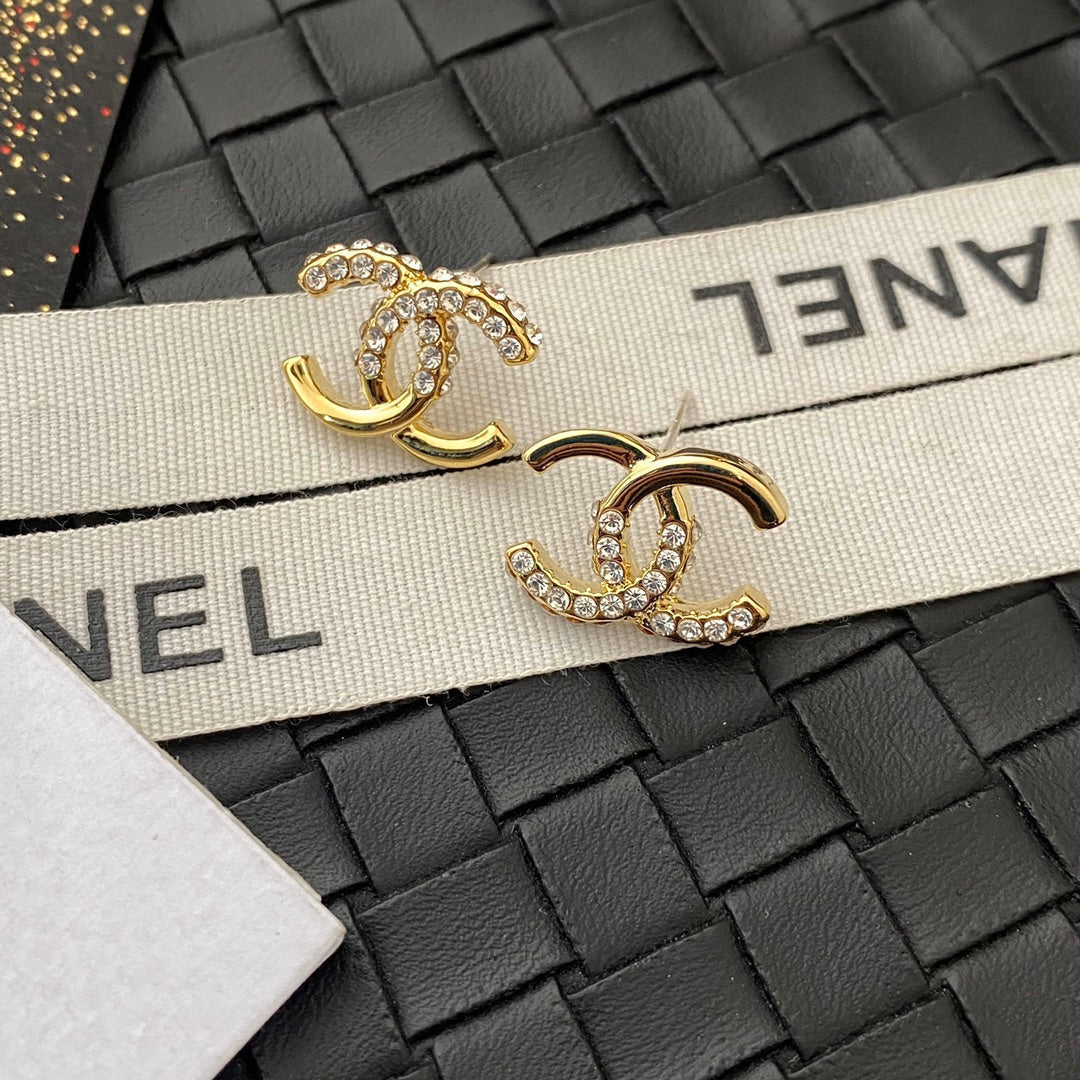 Boucles d'oreilles asymétriques incrustées de cristaux