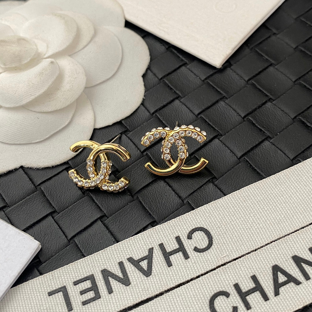 Boucles d'oreilles asymétriques incrustées de cristaux