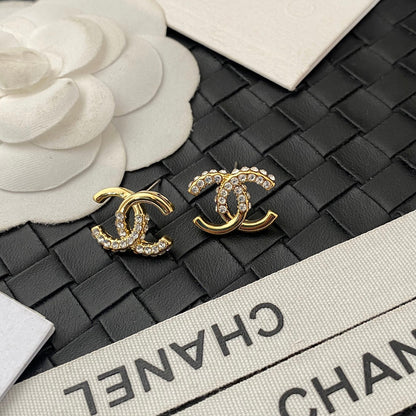 Boucles d'oreilles asymétriques incrustées de cristaux