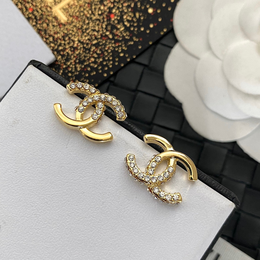 Boucles d'oreilles asymétriques incrustées de cristaux