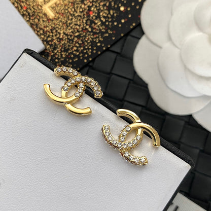 Boucles d'oreilles asymétriques incrustées de cristaux