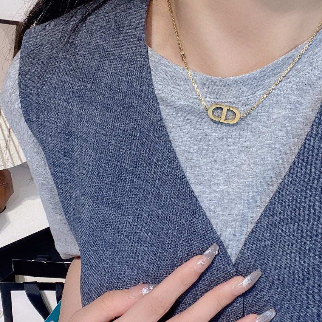 Collar de letras sencillo y a la moda