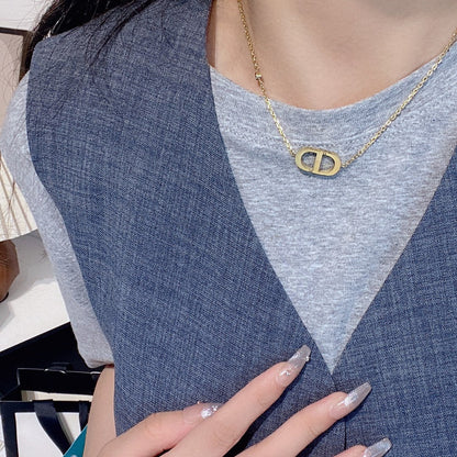 Collar de letras sencillo y a la moda