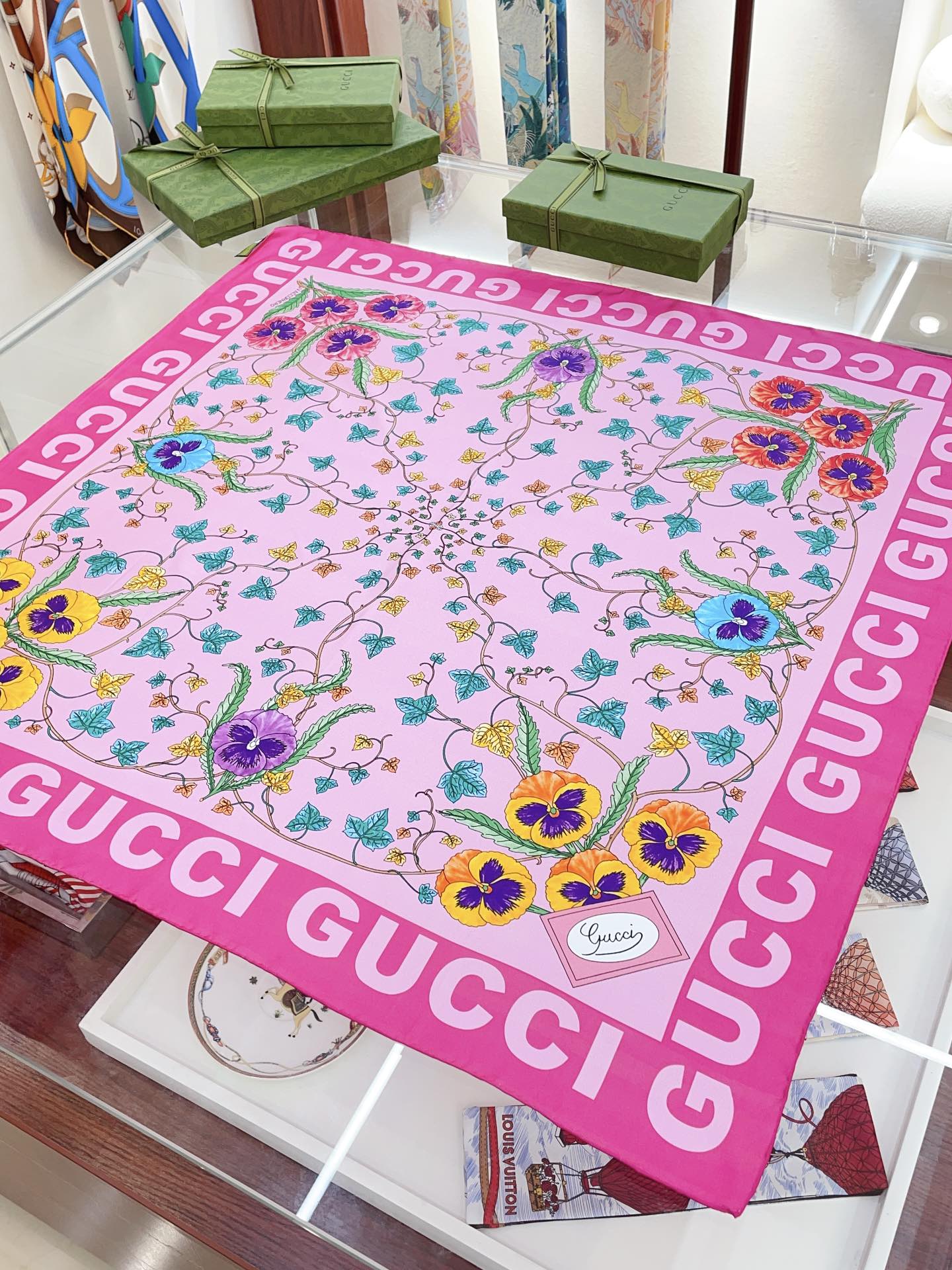 Foulard en soie à imprimé floral