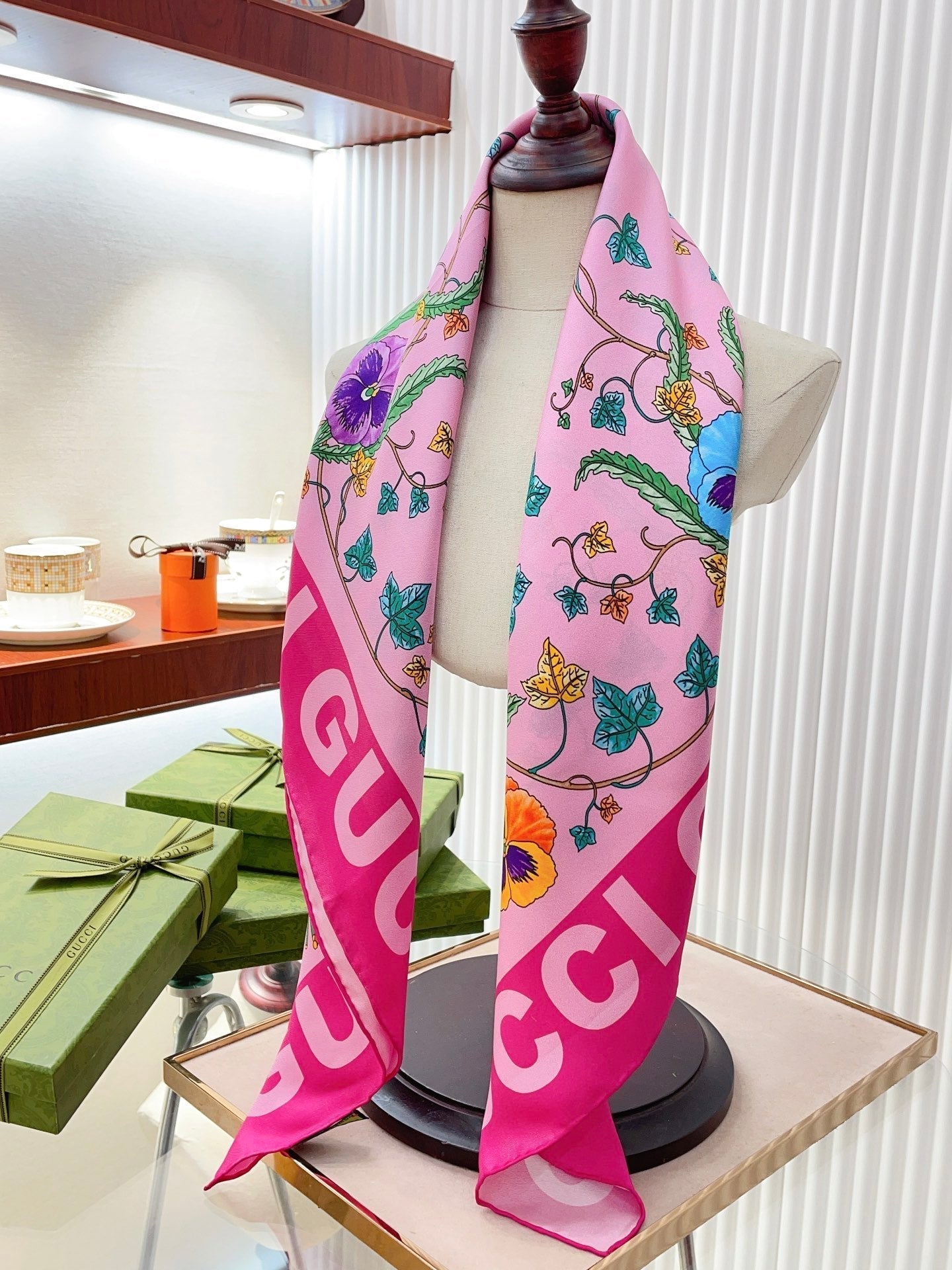 Foulard en soie à imprimé floral