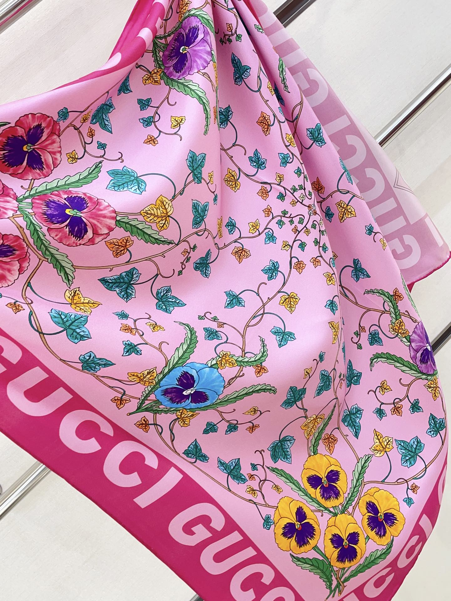 Foulard en soie à imprimé floral