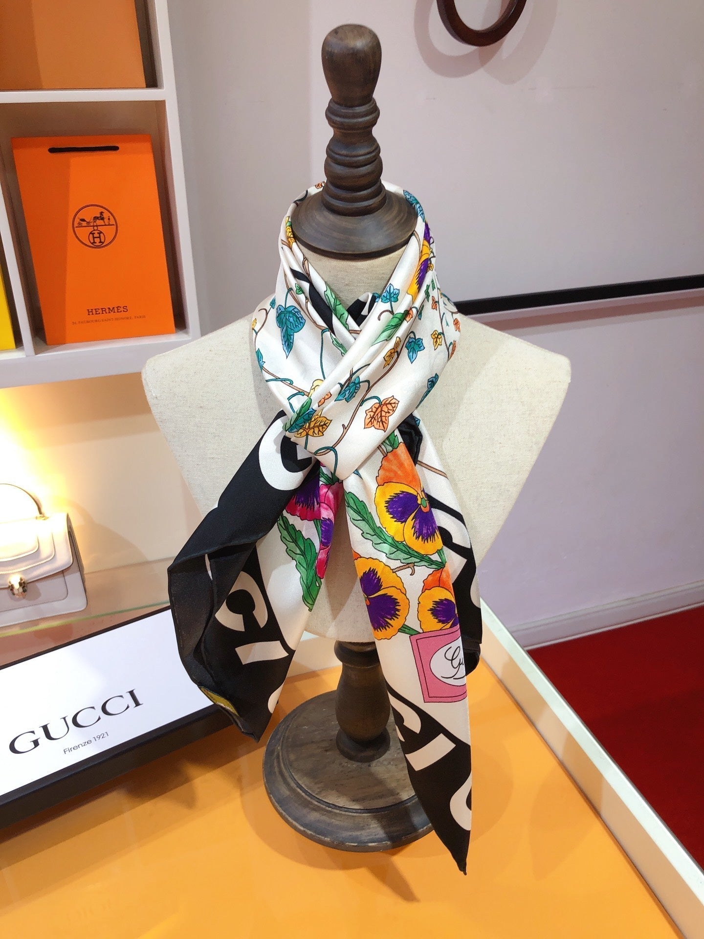 Foulard en soie à imprimé floral