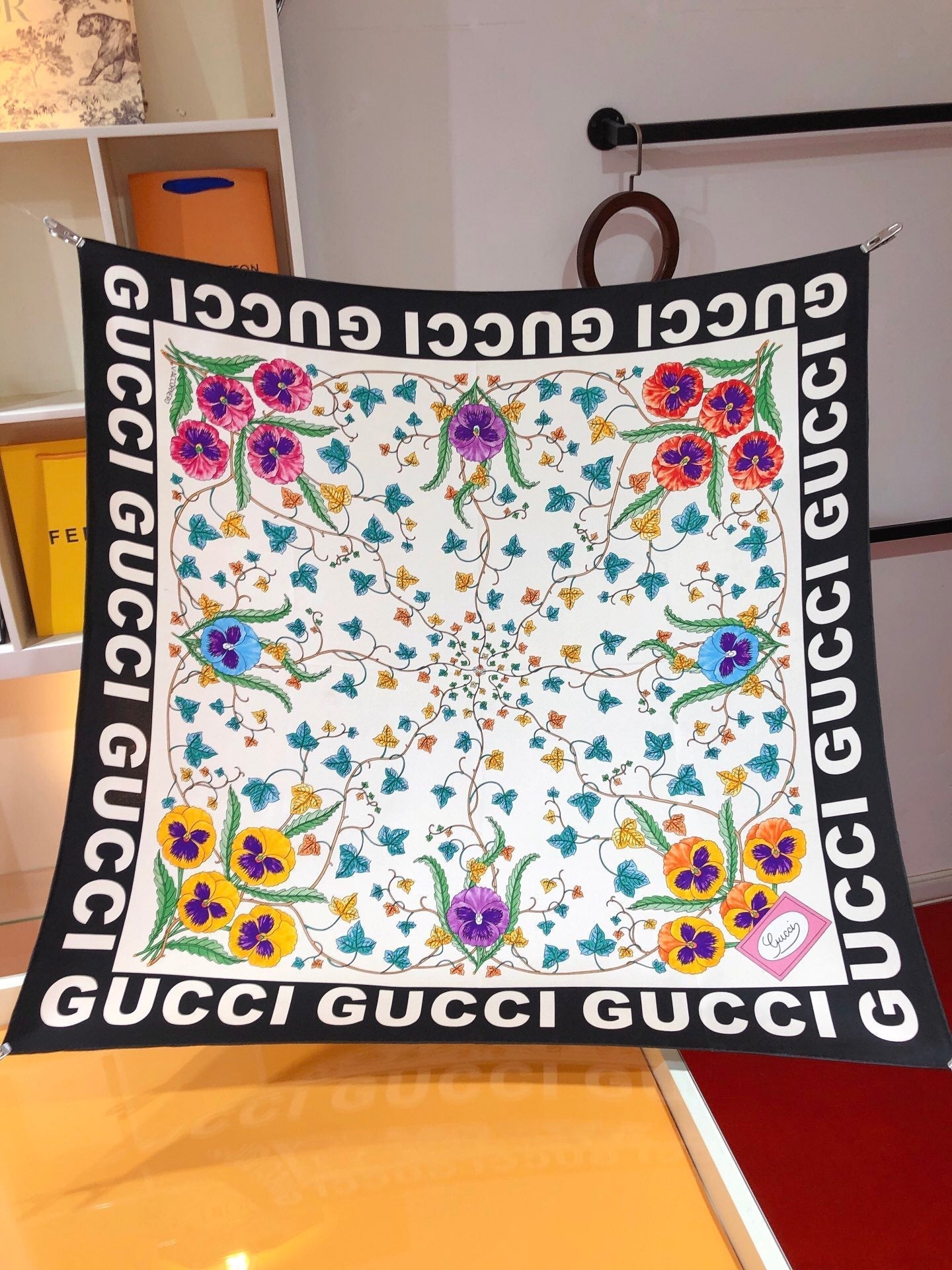 Foulard en soie à imprimé floral