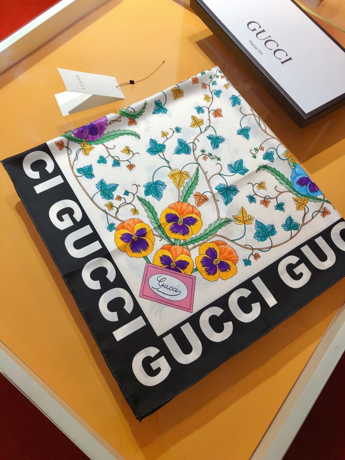 Foulard en soie à imprimé floral