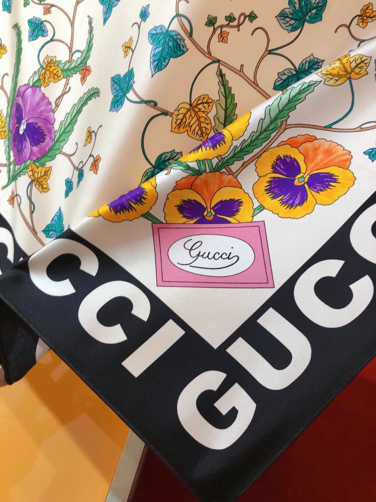 Foulard en soie à imprimé floral