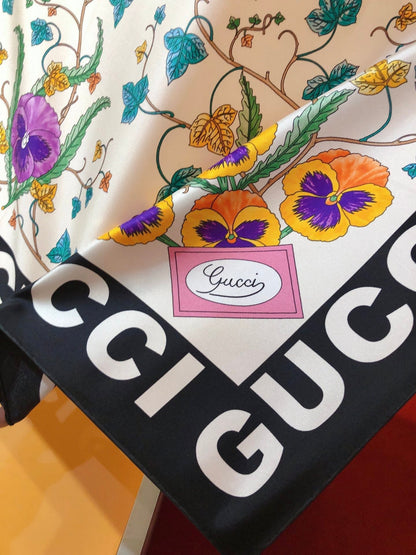 Foulard en soie à imprimé floral