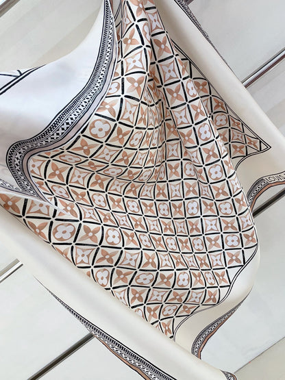 Foulard carré en soie gaufrée vintage