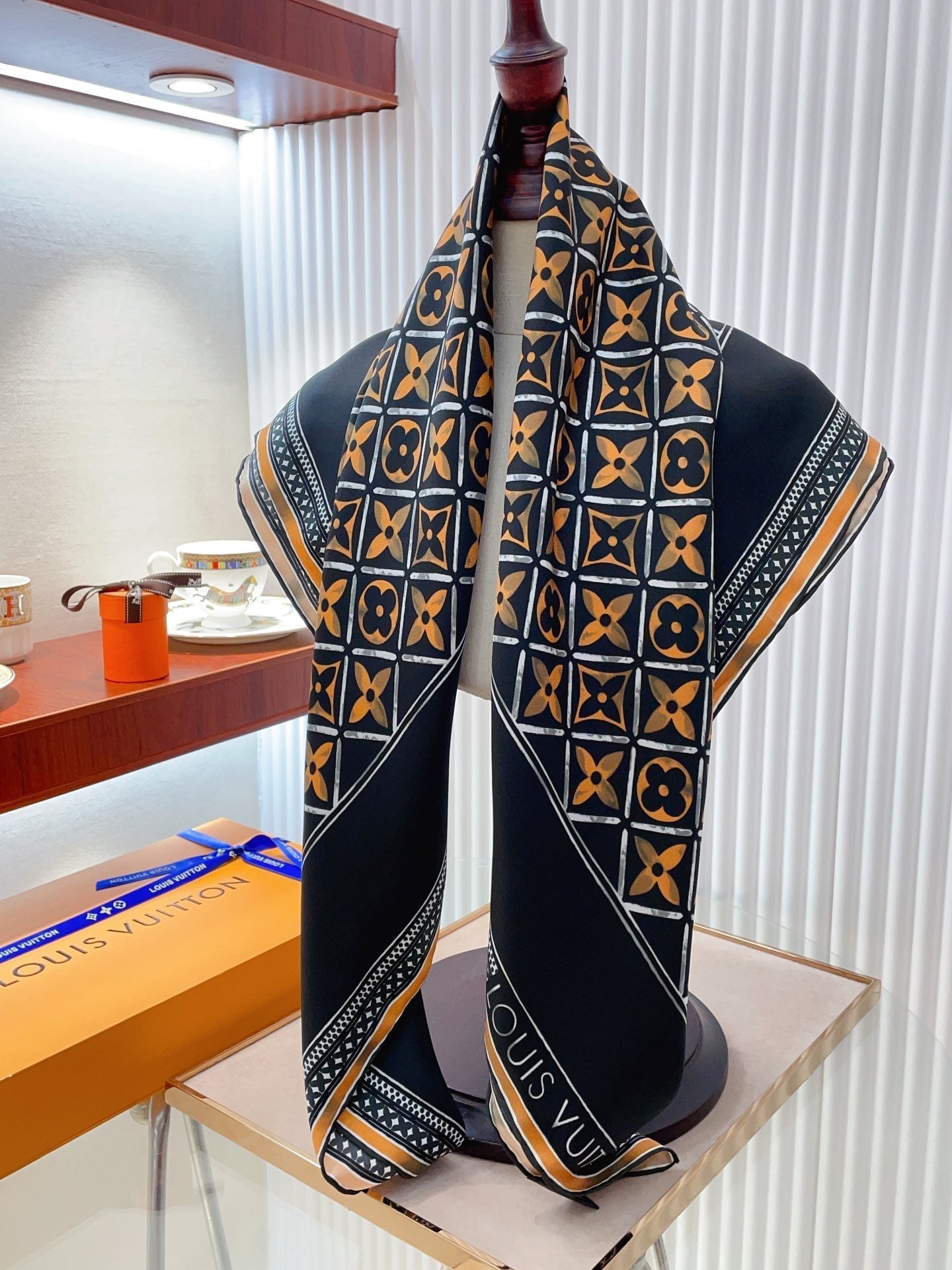 Foulard carré en soie gaufrée vintage