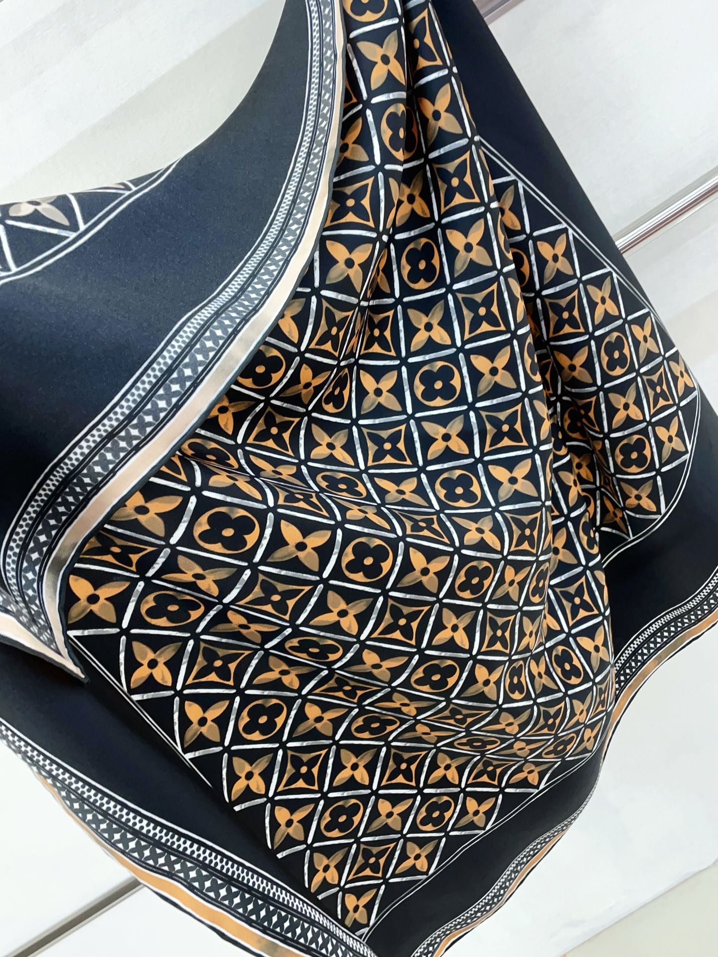 Foulard carré en soie gaufrée vintage