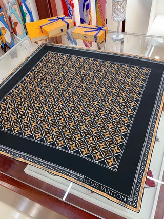 Foulard carré en soie gaufrée vintage