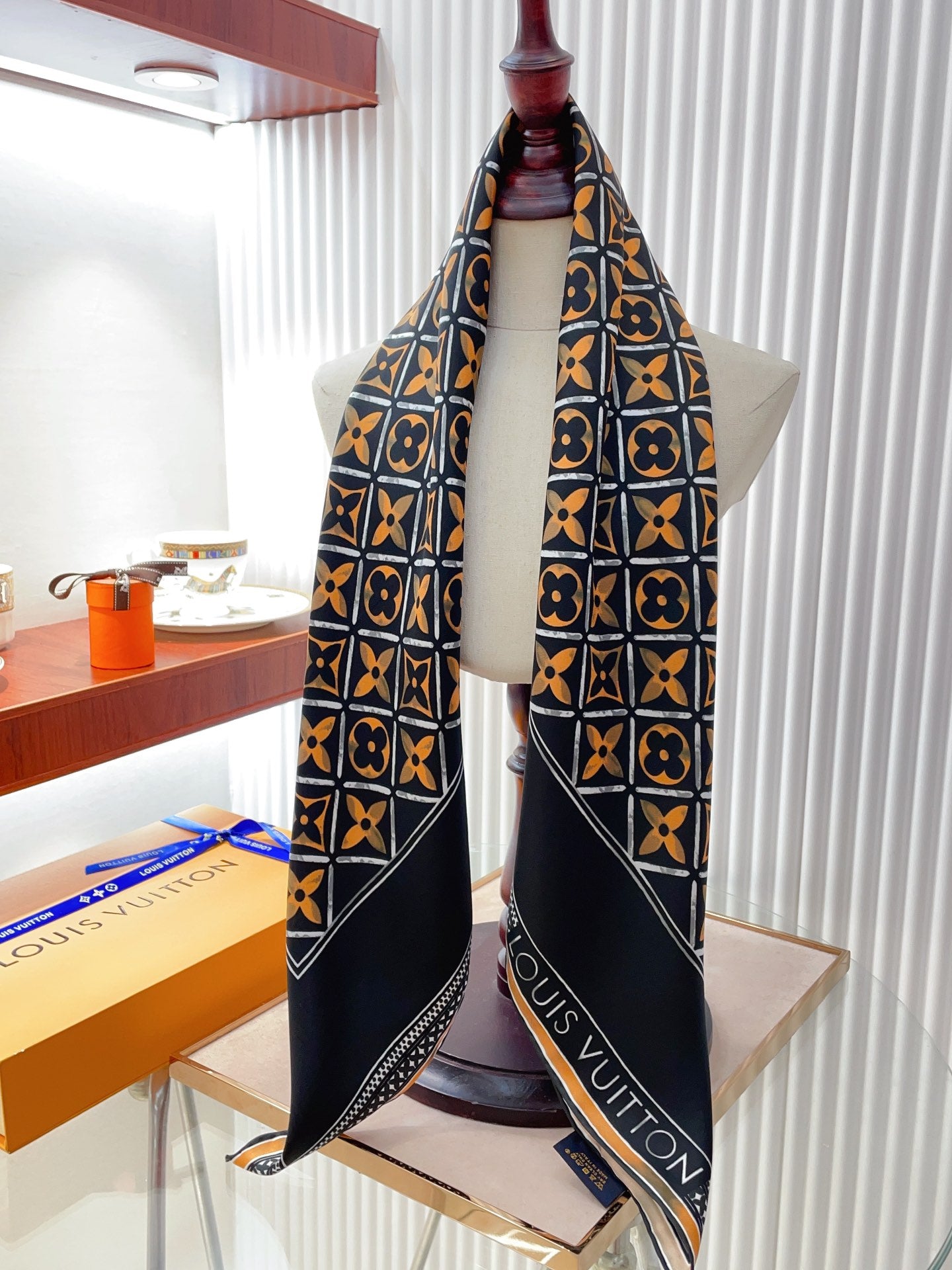 Foulard carré en soie gaufrée vintage