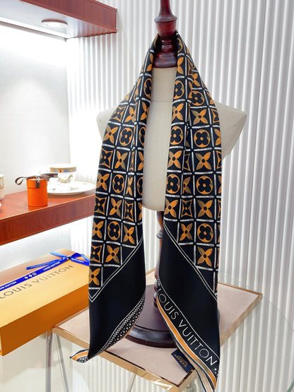 Foulard carré en soie gaufrée vintage