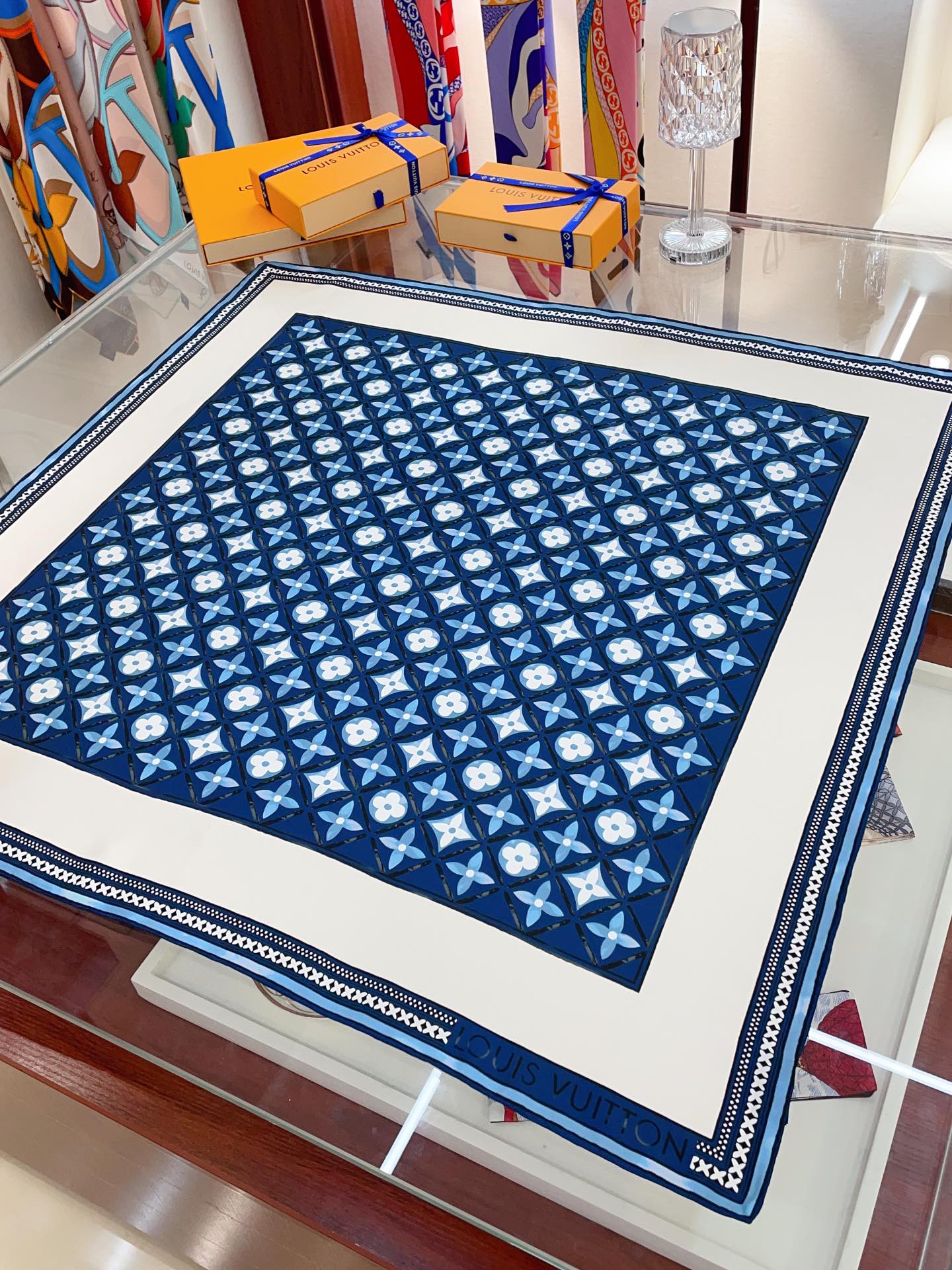 Foulard carré en soie gaufrée vintage