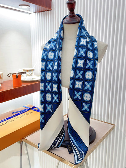 Foulard carré en soie gaufrée vintage