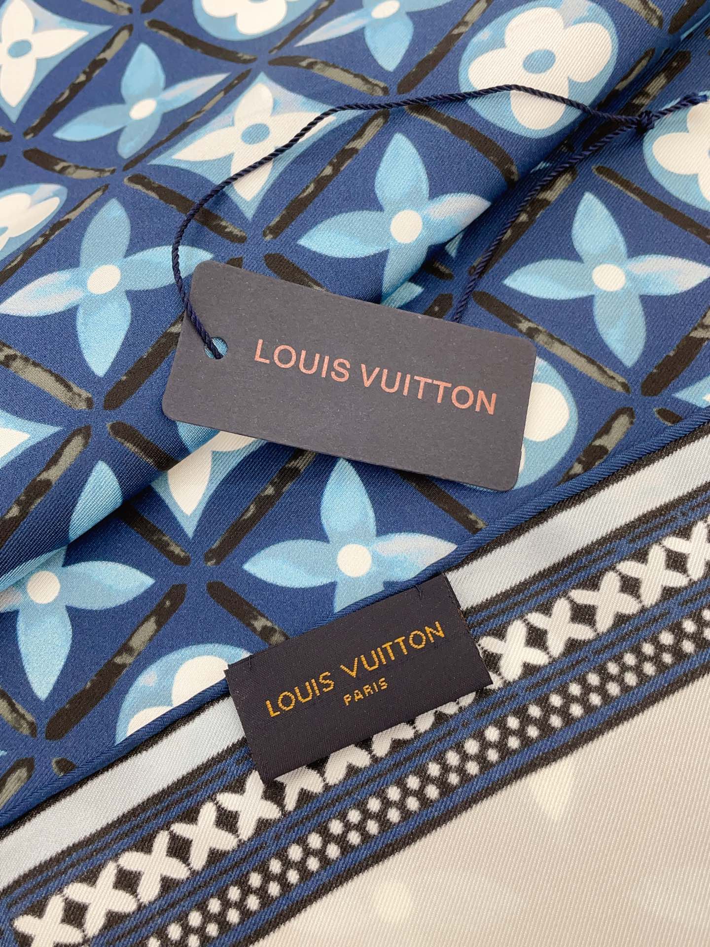Foulard carré en soie gaufrée vintage